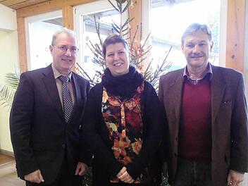 Schulamtsdirektor Josef Hammerl (links) und Zeitlofs Bürgermeister Wilhelm Friedrich freuen sich über ihre neue Schulleiterin Katharina Schöberl. Fotos: Grundschule Zeitlofs