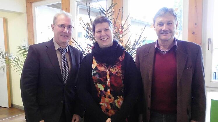 Schulamtsdirektor Josef Hammerl (links) und Zeitlofs Bürgermeister Wilhelm Friedrich freuen sich über ihre neue Schulleiterin Katharina Schöberl. Fotos: Grundschule Zeitlofs