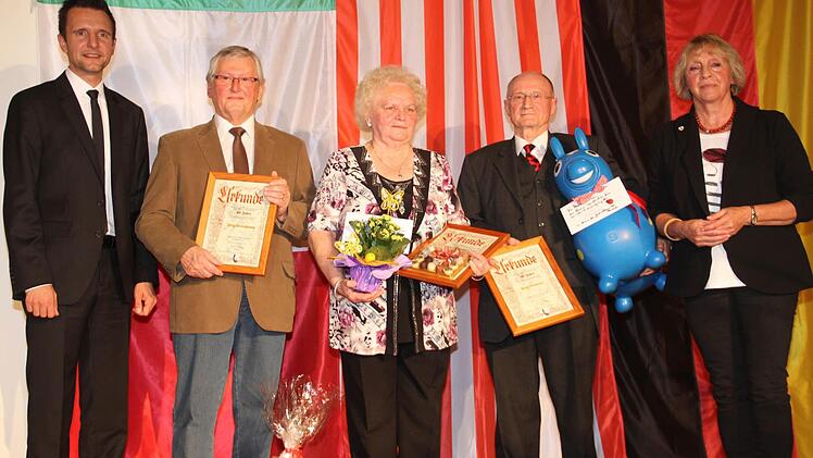 Für ihre 40-jährige Mitgliedschaft im Partnerschaftskomitee wurden (mit Urkunden, von links) Jörg Kirschbaum, Rosl Engelhardt und Paul Blomeier ausgezeichnet. Mit im Bild Bürgermeister Andreas Hügerich (links) und Vorsitzende Monika Faber. Foto: Gerda Völk