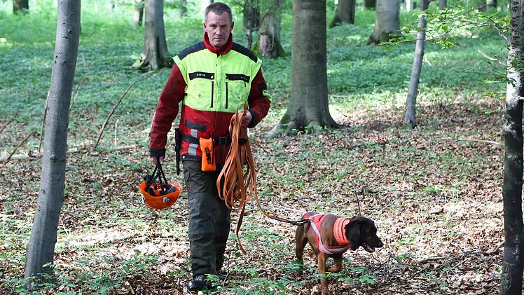 Bei der Suche nach verletztem Wild sind sie ein erfahrenes Gespann: Ulrich Keilholz und sein Hund Xando. Foto: Riegerpress