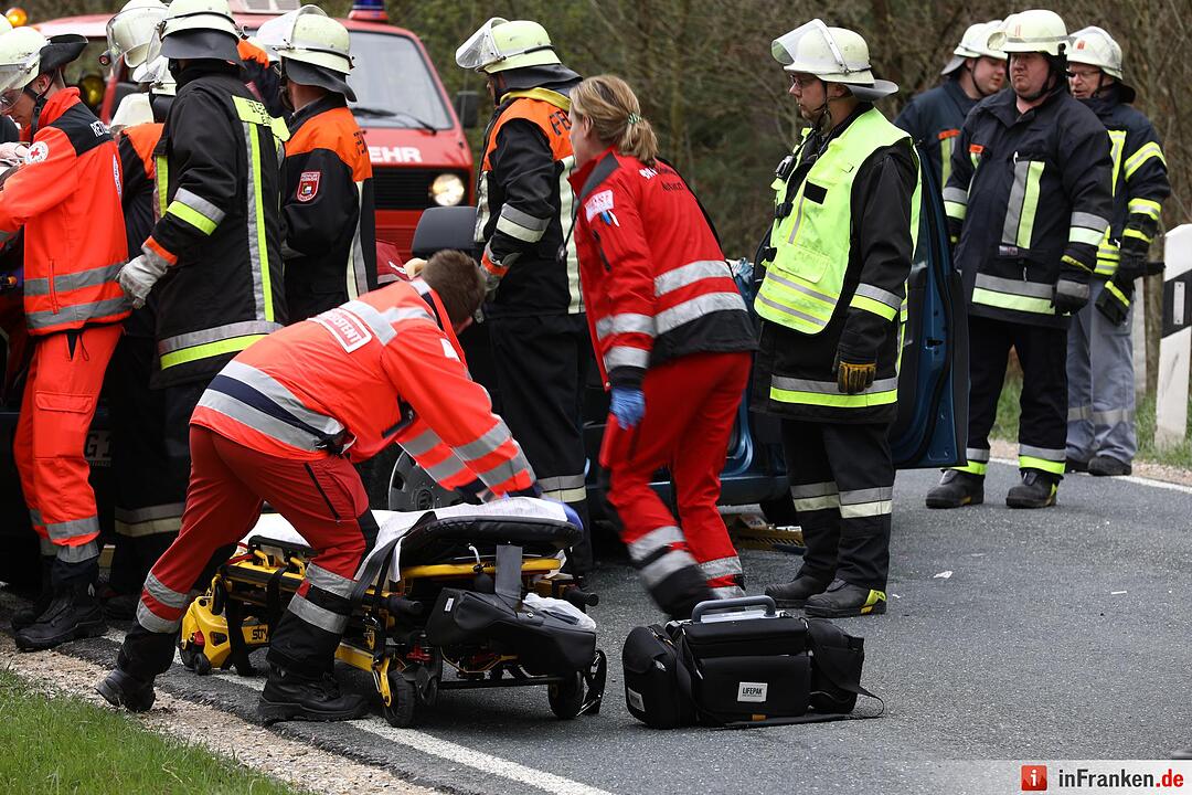Golf kollidiert mit Traktor: 49-Jährige schwer verletzt