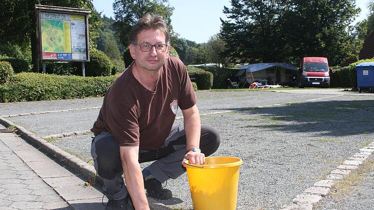 Harald Gruhl (53) betreibt mit seiner Frau Angelika seit April den Stadtsteinacher Campingplatz und hat alle Hände voll zu tun, um alles in Ordnung zu halten. Der Saisonstart begann mäßig, jetzt hofft er auf einen goldenen Herbst. Foto: Sonny Adam