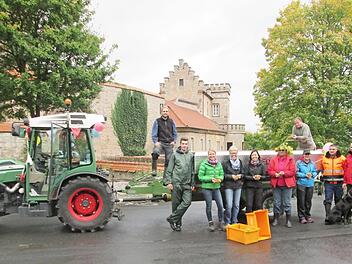 Ulrike (dritte von links) und Thomas Lange (rechts) freuen sich mit den Lesekräften über eine zufriedenstellende Qualität bei der Weinernte 2017.  Foto: Winfried Ehling