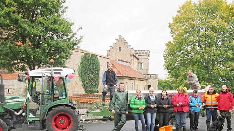 Ulrike (dritte von links) und Thomas Lange (rechts) freuen sich mit den Lesekräften über eine zufriedenstellende Qualität bei der Weinernte 2017.  Foto: Winfried Ehling