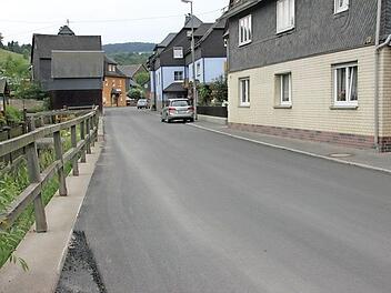 Insgesamt über zwei Millionen investierten der Landkreis und die Stadt Ludwigsstadt in die Ortsdurchfahrt Ebersdorf. Fotos: Veronika Schadeck