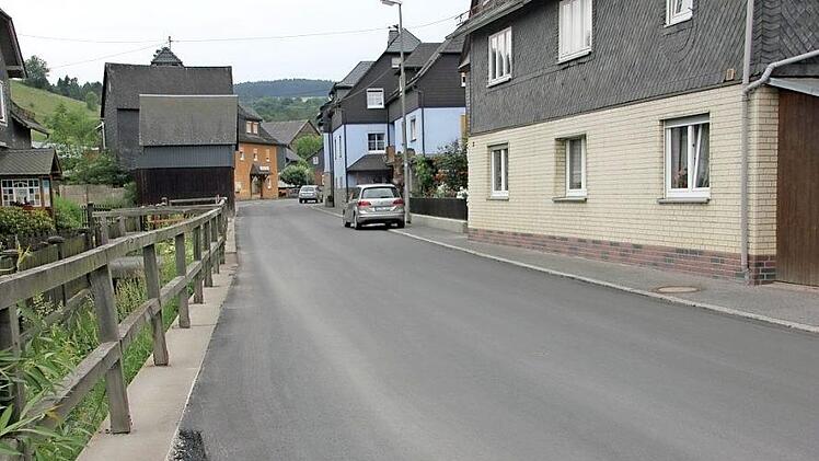 Insgesamt über zwei Millionen investierten der Landkreis und die Stadt Ludwigsstadt in die Ortsdurchfahrt Ebersdorf. Fotos: Veronika Schadeck