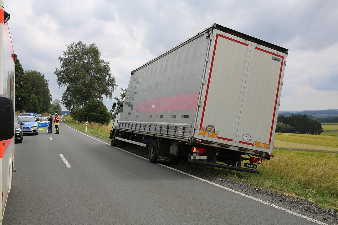 Der Traktor prallte gegen einen Baum