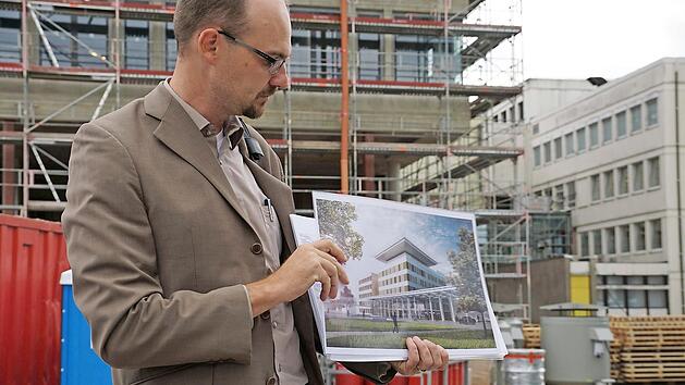 Abteilungsleiter Bernhard Kressirer vom Bauamt Erlangen-N&uuml;rnberg, Bereich Hochschulbau, zeigt, wie die Chirurgie nach Fertigstellung aussehen wird. Fotos: Pascale Ferry
