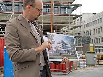 Abteilungsleiter Bernhard Kressirer vom Bauamt Erlangen-Nürnberg, Bereich Hochschulbau, zeigt, wie die Chirurgie nach Fertigstellung aussehen wird. Fotos: Pascale Ferry