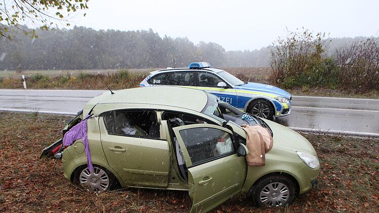 Eine 39-J&auml;hrige wurde bei Leutershausen im Landkreis Ansbach in ihrem Auto eingeklemmt. Foto: News5/Haag