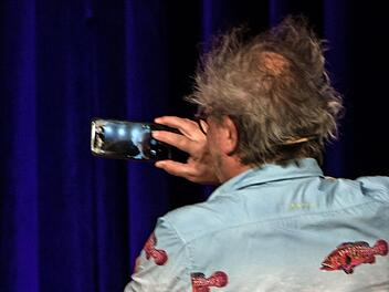 Selfie mit Publikum: Gut zwei Jahre nach seinem letzten Coburg-Gastspiel trat Urban Priol erneut im Kongresshaus Rosengarten aus.Foto: Jochen Berger