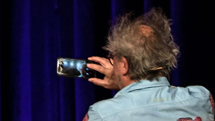Selfie mit Publikum: Gut zwei Jahre nach seinem letzten Coburg-Gastspiel trat Urban Priol erneut im Kongresshaus Rosengarten aus.Foto: Jochen Berger