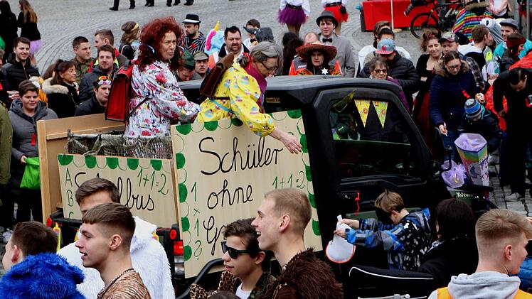 Margot Cramer und Gerlinde Plontasch mit ihrem kleinen Schulbus "Schüler ohne Grenzen"