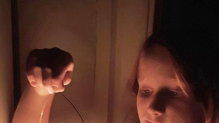 Ein Mädchen mit seiner selbstgebastelten Laterne. Sie wird beim Umzug die Nacht erhellen.