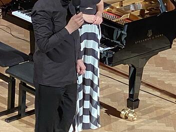 Klavierduo, eine Rarität und in diesem Fall eine, die perfekt zueinander passt: Gülru Ensari und Herbert Schuch musizierten im Max-Littmann-Saal Klavierwerke zu vier Händen und an zwei Flügeln.