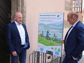 NES-Allianz Vorsitzender Georg Straub (rechts) übergibt die Ladestation vor dem Rathaus an Münnerstadts Bürgermeister Michael Kastl. Thomas Malz