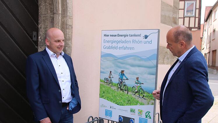 NES-Allianz Vorsitzender Georg Straub (rechts) übergibt die Ladestation vor dem Rathaus an Münnerstadts Bürgermeister Michael Kastl. Thomas Malz