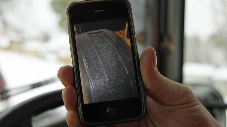 Vom Blitzeis auf dem Kotflügel hat Kühn ein Foto mit dem Smartphone geschossen.