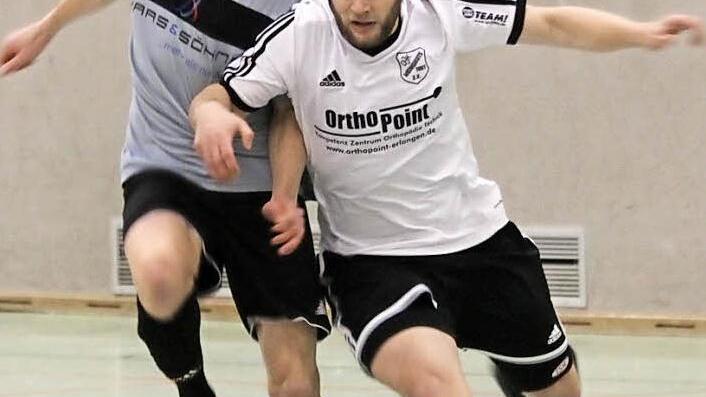 Steffen Kraft (rechts) und die DJK Weingarts feierten in der Vorrunde zwar einen deutlichen 3:0-Sieg gegen den TSV-Brand, doch zu mehr reichte es für den Vorjahressieger nicht.