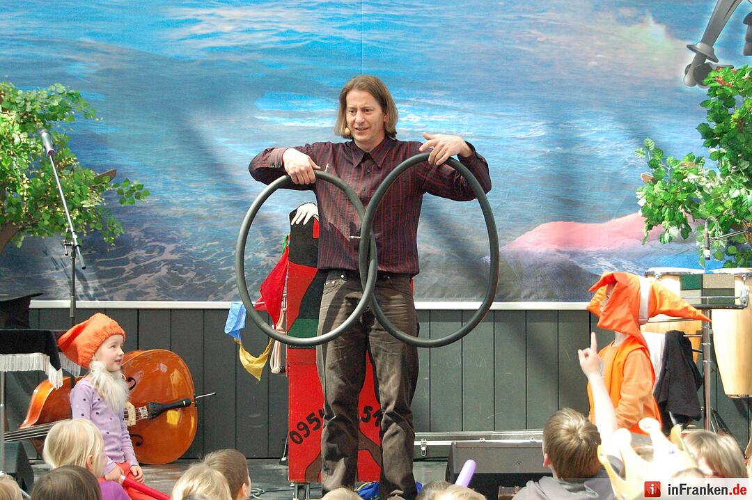 Bei Michaels Zaubekiste kann man interaktive Kinderzauberei erleben.