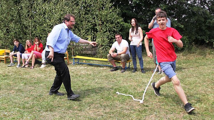 Michael Hebentanz (l.) versucht, den Echsenschwanz abzutreten. Foto: Uwe Thoma