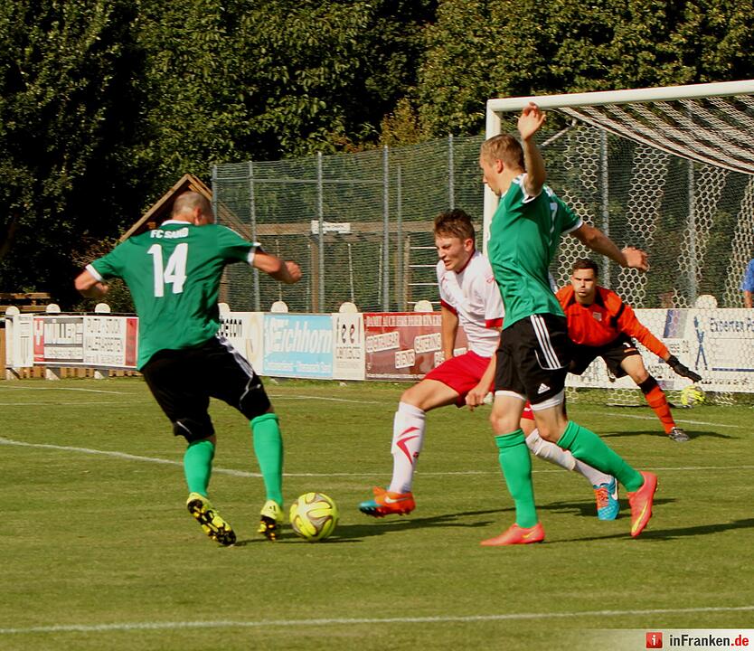 Die beiden Sander Pascal Stahl (links) und Marc Fischer (2. Von rechts) scheitern hier vor dem Tor und dem Regensburger Keeper Daniel Hanke und Kevin Hoffmann.