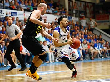 Kyan Anderson (rechts) wird in der neuen Saison das Spiel von Medi Bayreuth lenken. Foto: Imago