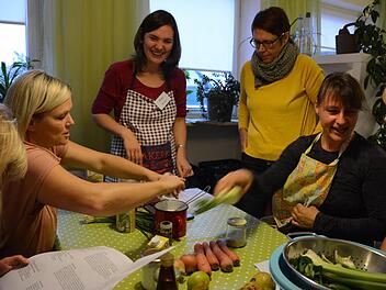Gemeinsam vegan Kochen macht Spaß: Im Hintergrund Kursbetreuerin Birgit Kraus.  Foto: Elisabeth Assmann