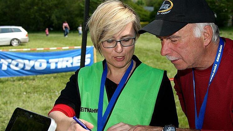 Bruno Vierheilig und Corinna Weißensel überprüfen das Einhalten der vorgegebenen Sollzeiten anhand der Bordkarten und ZK-Listen.