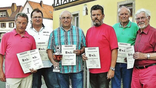 25 Mal in Folge sicherte sich Karl-Heinz Rehm (Dritter von links) den Vereinsmeistertitel im Tischtennis. Seit zw&ouml;lf Jahren steht Bernhard Kraus (links) an der Spitze des Trimm-Dich-Clubs. Der 68-J&auml;hrige ist dar&uuml;ber hinaus Schriftf&uuml;hrer und Organisator. Foto: Bernd Kleinert