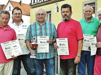 25 Mal in Folge sicherte sich Karl-Heinz Rehm (Dritter von links) den Vereinsmeistertitel im Tischtennis. Seit zwölf Jahren steht Bernhard Kraus (links) an der Spitze des Trimm-Dich-Clubs. Der 68-Jährige ist darüber hinaus Schriftführer und Organisator. Foto: Bernd Kleinert