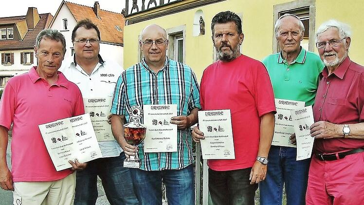 25 Mal in Folge sicherte sich Karl-Heinz Rehm (Dritter von links) den Vereinsmeistertitel im Tischtennis. Seit zwölf Jahren steht Bernhard Kraus (links) an der Spitze des Trimm-Dich-Clubs. Der 68-Jährige ist darüber hinaus Schriftführer und Organisator. Foto: Bernd Kleinert