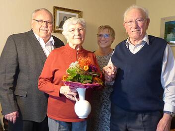 Anna und Mathias Hell freuten sich &uuml;ber die vielen Gl&uuml;ckw&uuml;nsche. Links Zweiter B&uuml;rgermeister Franz Streit Foto: Heidi Amon