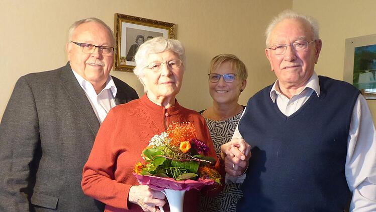 Anna und Mathias Hell freuten sich &uuml;ber die vielen Gl&uuml;ckw&uuml;nsche. Links Zweiter B&uuml;rgermeister Franz Streit Foto: Heidi Amon
