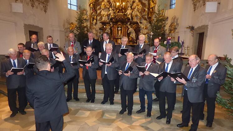 Die Chorgemeinschaft Gößweinstein-Wichsenstein im  Adventskonzert in der Basilika Foto: Thomas Weichert