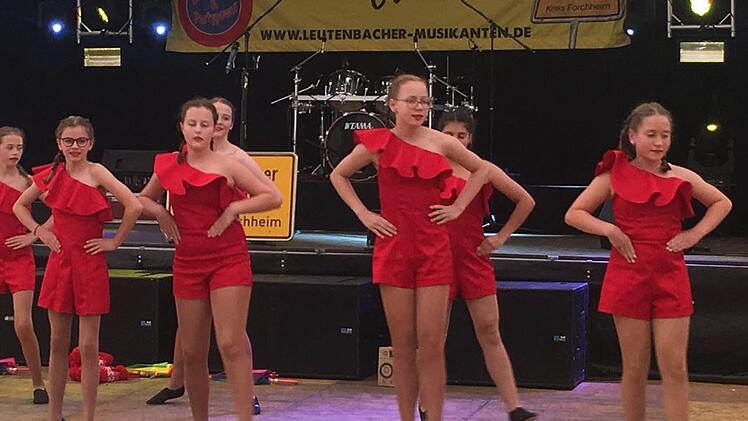 Im roten Outfit - die Mädels der Jugendgarde Seßlach. Foto: Heidi Müller-Gärtner