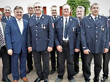 Für 25 Jahre aktiven Feuerwehrdienst wurden drei Kameraden der Feuerwehr Fölschnitz mit dem Staatlichen Ehrenzeichen in Silber ausgezeichnet. Das Bild zeigt von links Bürgermeister Stephan Heckel-Michel, Zweiter Vorsitzender Martin Schultheiß, Landrat Klaus Peter Söllner, Kreisbrandrat Stefan Härtlein, Roland Schmidt, Kreisbrandinspektor Fritz Weinlein, Michael Grampp, Kreisbrandmeister Wolfgang Kunert, Bernd Zimmermann und Kommandant Rüdiger Engelbrecht. Foto: Werner Reißaus