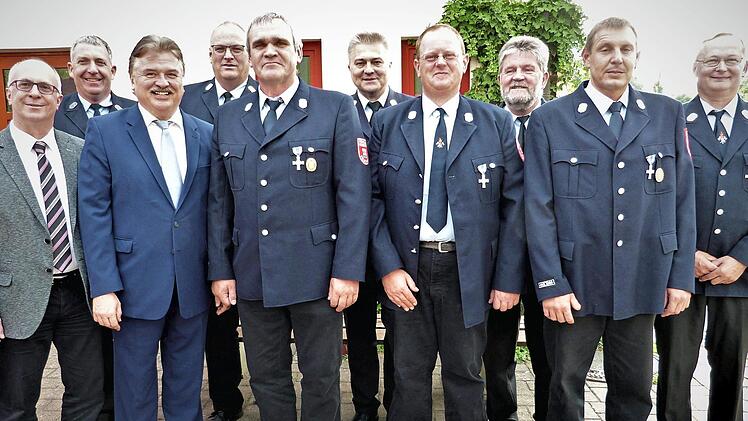 Für 25 Jahre aktiven Feuerwehrdienst wurden drei Kameraden der Feuerwehr Fölschnitz mit dem Staatlichen Ehrenzeichen in Silber ausgezeichnet. Das Bild zeigt von links Bürgermeister Stephan Heckel-Michel, Zweiter Vorsitzender Martin Schultheiß, Landrat Klaus Peter Söllner, Kreisbrandrat Stefan Härtlein, Roland Schmidt, Kreisbrandinspektor Fritz Weinlein, Michael Grampp, Kreisbrandmeister Wolfgang Kunert, Bernd Zimmermann und Kommandant Rüdiger Engelbrecht. Foto: Werner Reißaus