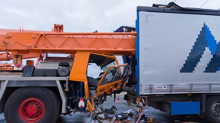 Der Fahrer des Baukrans wurde sehr schwer verletzt. Foto: NEWS5 / DESK
