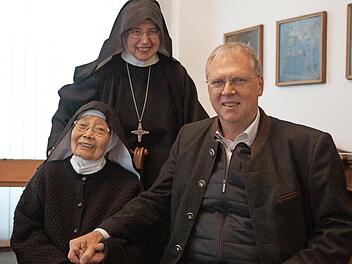 Von links: Schwester Humilitas, Äbtissin Mechthild Thürmer, Bürgermeister Volker Dittrich Foto: Johannes Michel