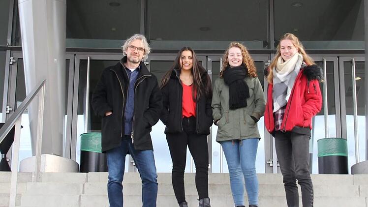 Von  links vor dem Utopolis stehend: Matthias Benz, Valentina Gaudiello, Zoe Schulz und Leonie Koch. Foto: Jutta Rudel