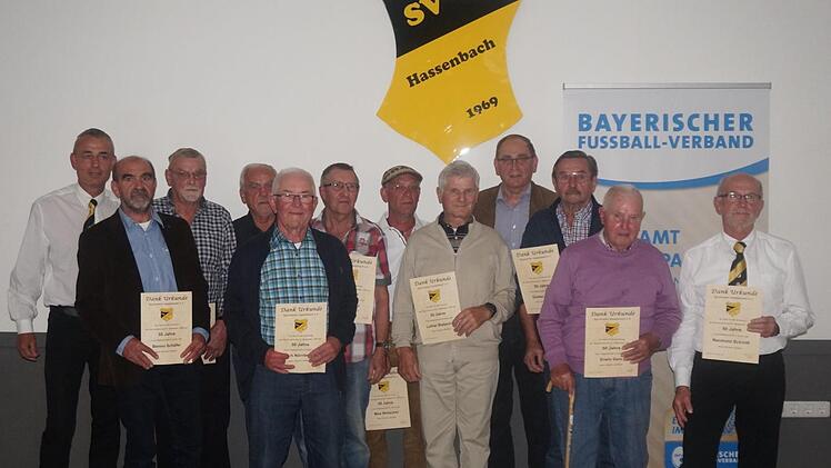 2. Vorstand Michael Schmitt (von links) und Gr&uuml;ndungsmitglieder: Benno Sch&auml;fer, Manfred Reuter, Rainer Huppmann, Erich N&uuml;rnberger, Host Henz, Max W&uuml;tscher, Lothar Bieberich, Horst Sch&auml;fer, G&uuml;nther Straub, Erwin Geis und 1. Vorstand Reinhold Schmitt. Auf dem Bild fehlen: Horst Dienelt, Gottfried Gro&szlig;, Klaus Gundelach, G&uuml;nther Pentenrieder .