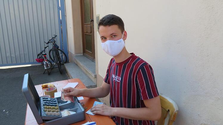 Jan Stark, Azubi bei der Marktgemeinde, hatte viel zu kassieren. Foto: Monika Schütz