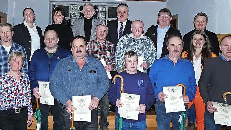 Ehrungen f&uuml;r 40- j&auml;hrige Mitgliedschaft beim Verband f&uuml;r Landwirtschaftliche Fachbildung: (vorne, von links) Heike Schleicher, Georg Krau&szlig;, Gernot Hofmann, Wolfgang Passing, Norbert Erhardt, (mittlere Reihe, von links) Alexander Eber, Reiner Zapf,...