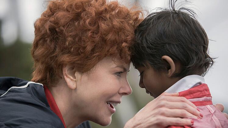 Die warmherzige Sue (Nicole Kidman) gibt dem Waisenjungen Saroo (Sunny Pawar) viel Liebe und Geborgenheit.