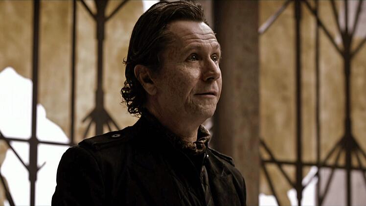 Der kaltbl&uuml;tige Unternehmer Carnegie (Gary Oldman) strebt eine neue Diktatur an.