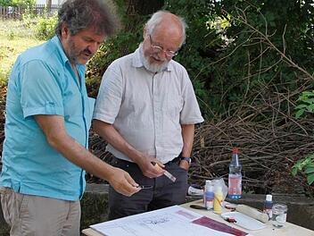 Maler Klemens Wuttke (l.) bespricht mit Lothar Lohneis den Aufbau von dessen Werk. Foto: Reinhard Löwisch