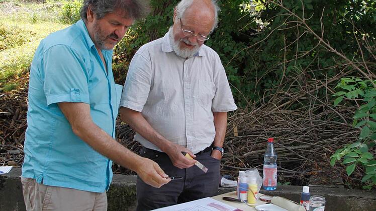 Maler Klemens Wuttke (l.) bespricht mit Lothar Lohneis den Aufbau von dessen Werk. Foto: Reinhard Löwisch