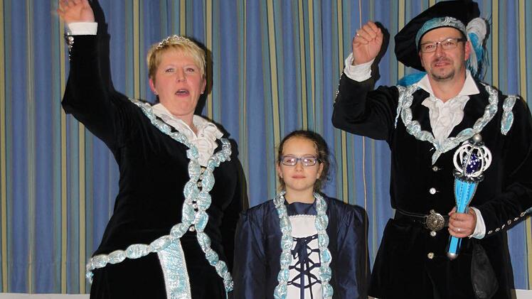 Abschied nehmen hieß es für Katja Jungkunz und Steffen Höfler, das ehemalige Prinzenpaar; Mitte: Kinderprinzessin Mariella Höfler.