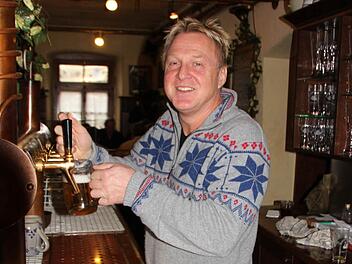 Uwe Koschyk wird künftig mehr für die Halbe Bier verlangen. Er sieht aber auch Vorteile in der Einführung des Mindestlohnes. Foto: Peter Groscurth